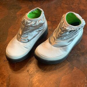 NEW NEVER WORN OOFOS MOON BOOTS-Silver Size 7